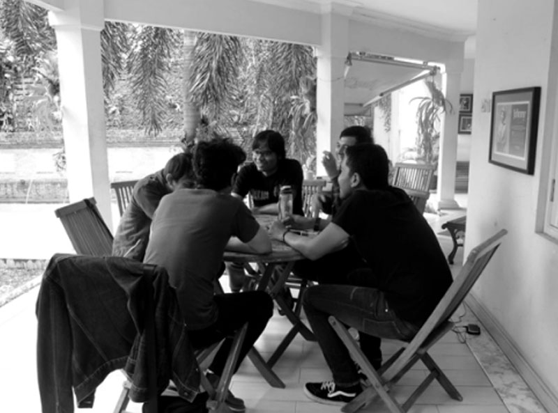 Morfem Interview: obrolan di taman belakang Rollingstone, asri